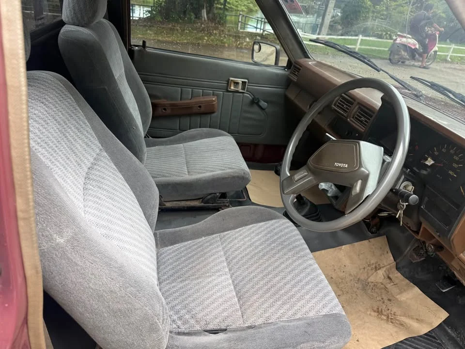 1986 Toyota Hilux Mighty-X V 2