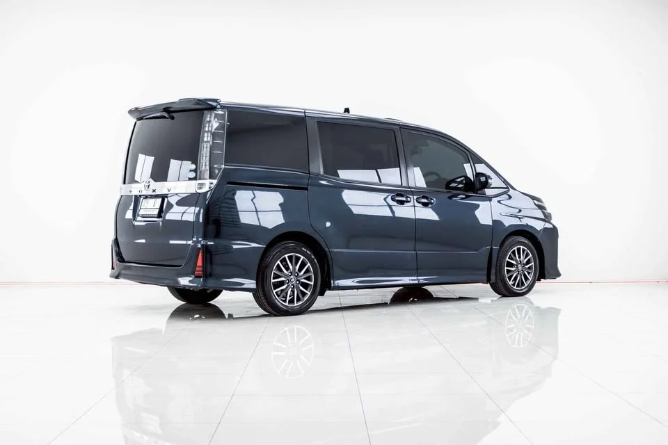 2016 Toyota Voxy III 3