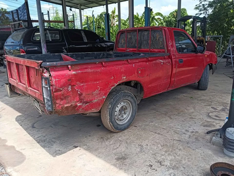 2000 Nissan Frontier I 2
