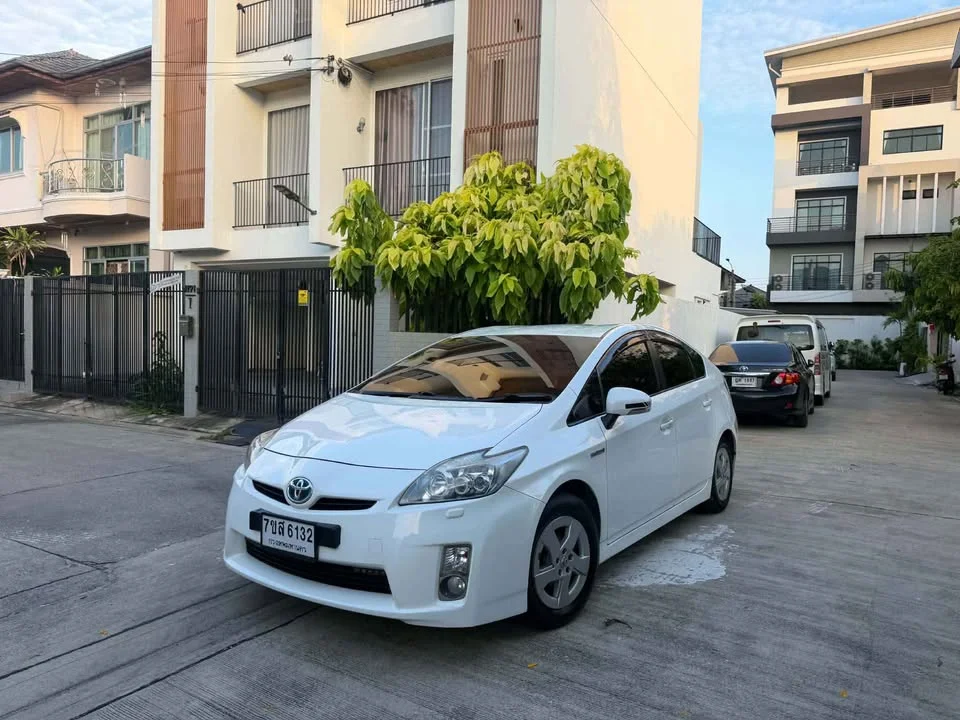 2011 Toyota Prius III 2