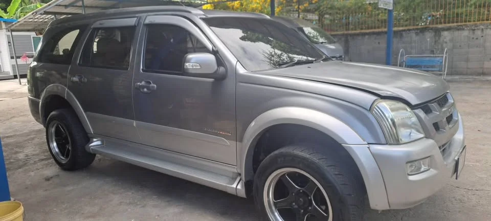 2005 Isuzu MU-7 3