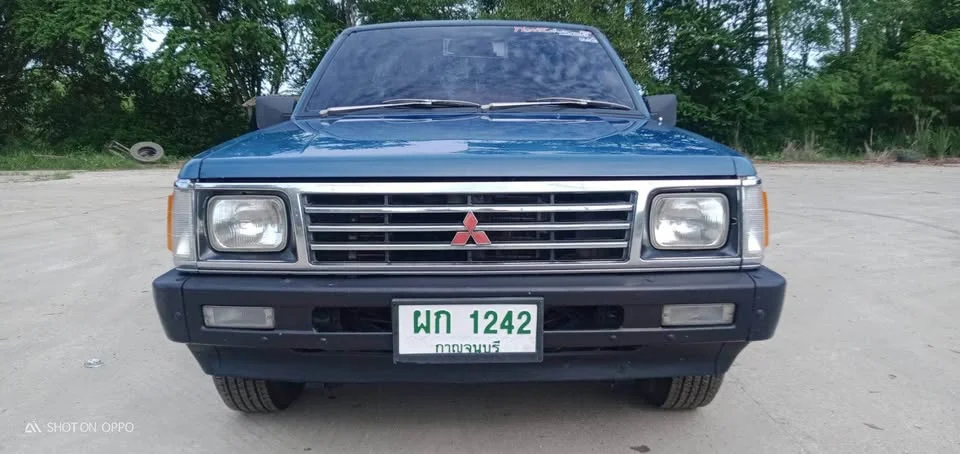 1990 Mitsubishi Triton II 3