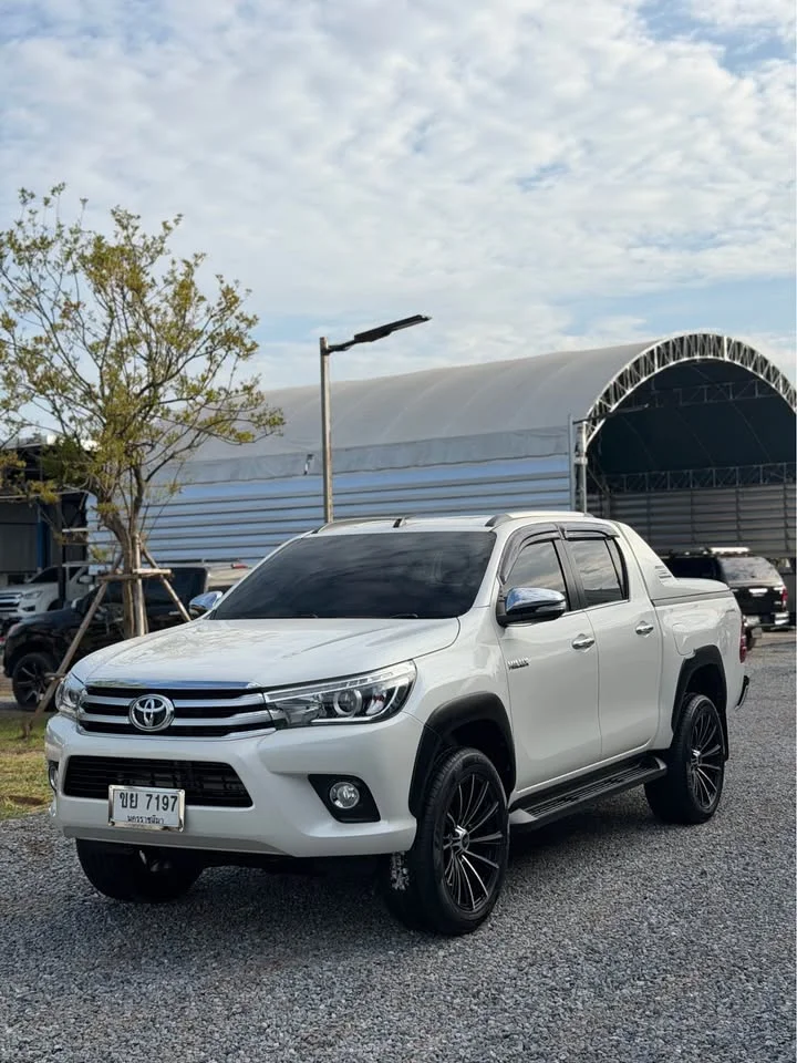 2017 Toyota Hilux VIII 2