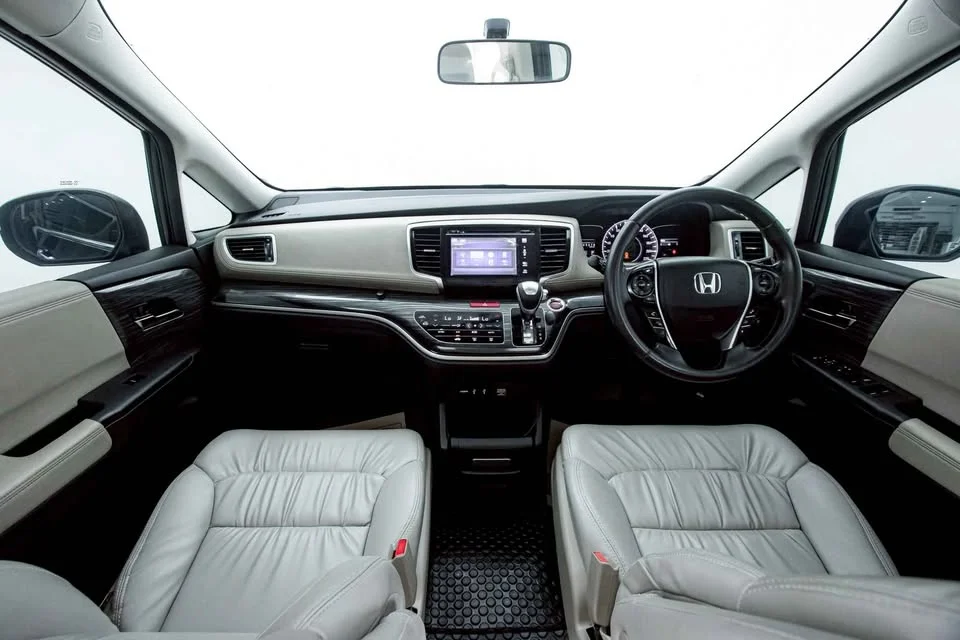 2015 Honda Odyssey V 3