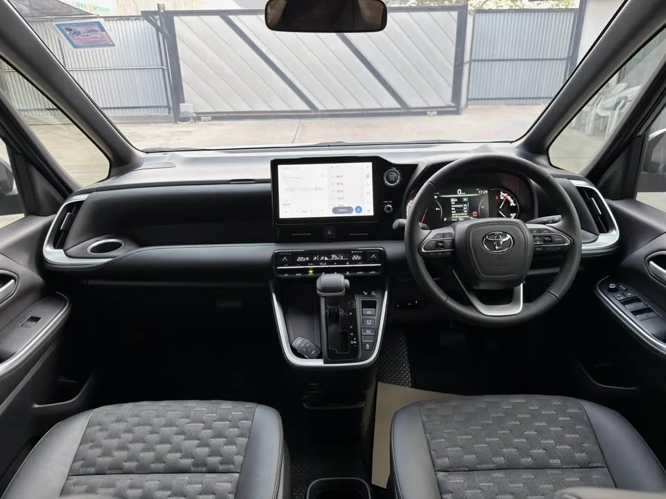 2023 Toyota Voxy IV 3
