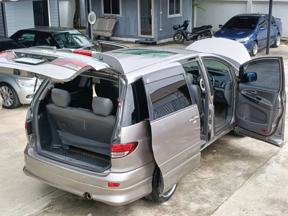 2004 Toyota Estima II 2