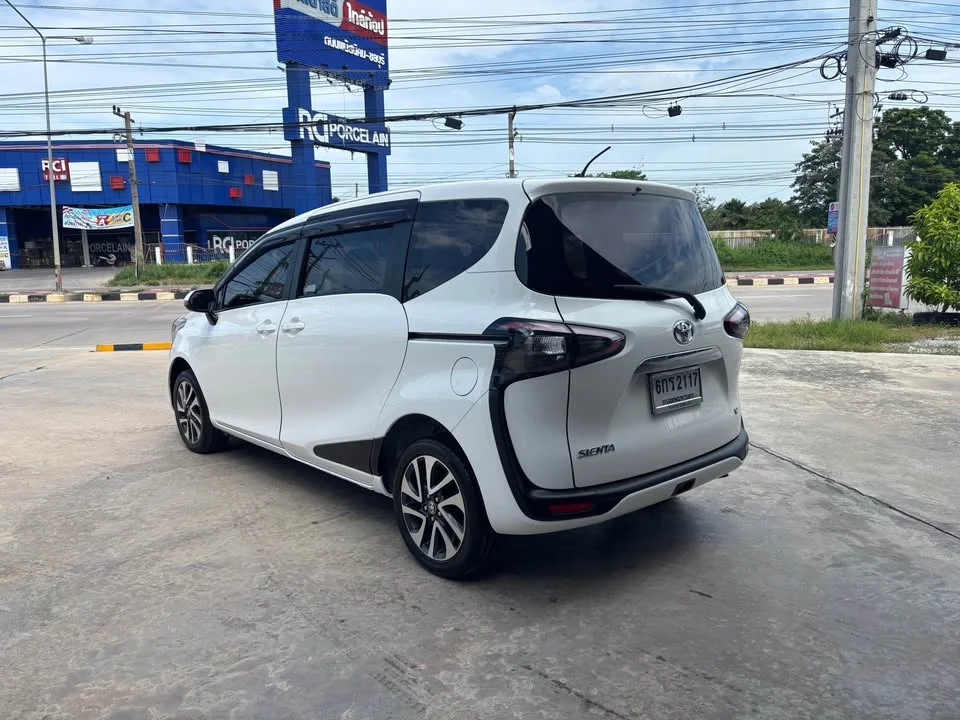 2017 Toyota Sienta II 3
