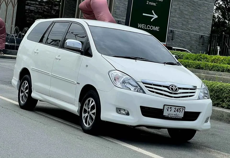 2011 Toyota Innova I 2