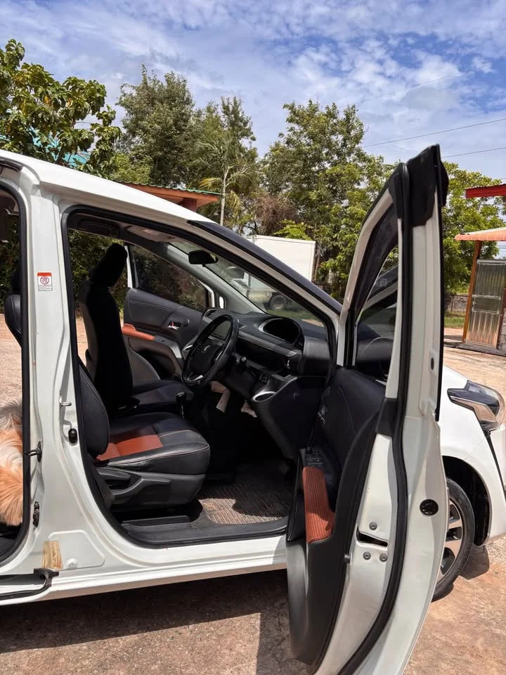 2017 Toyota Sienta II 2
