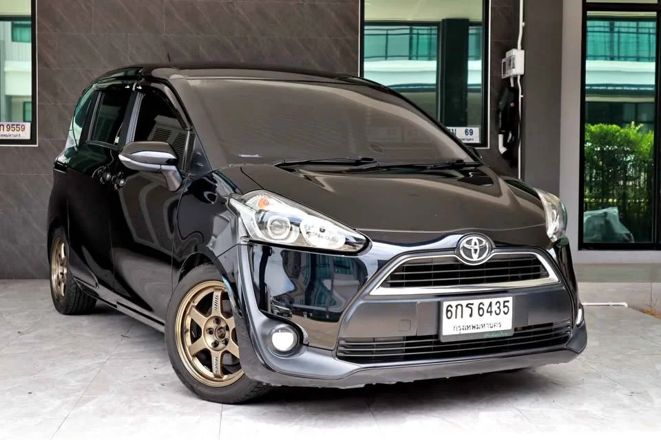 2017 Toyota Sienta II 3