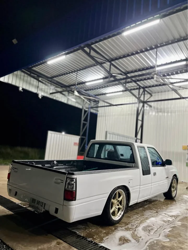 Isuzu TFR III 2