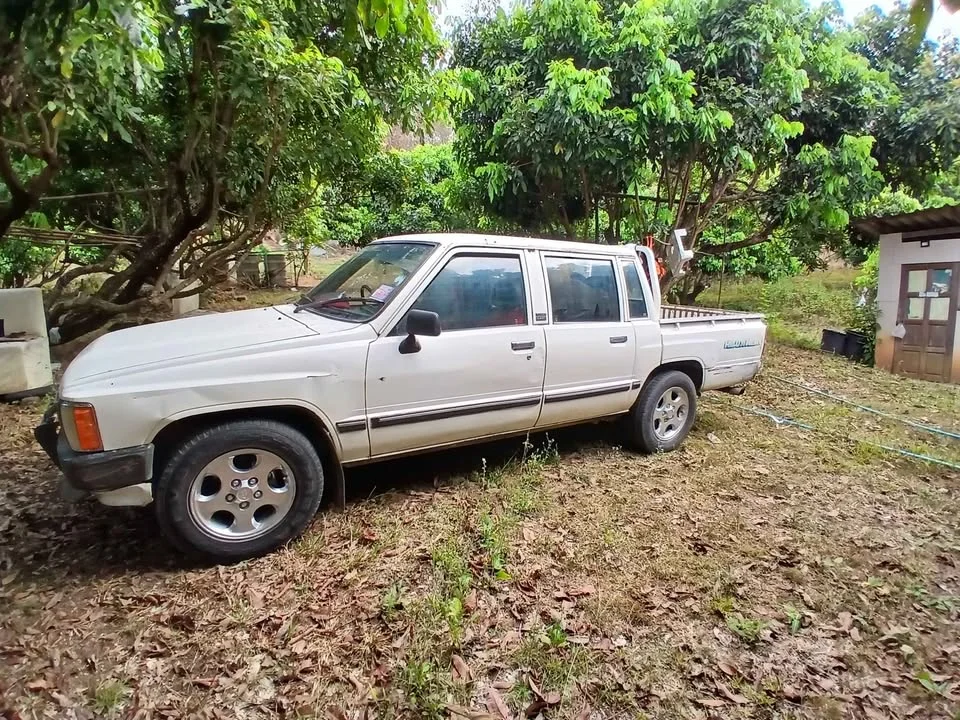 1986 Toyota Hilux Mighty-X V 2