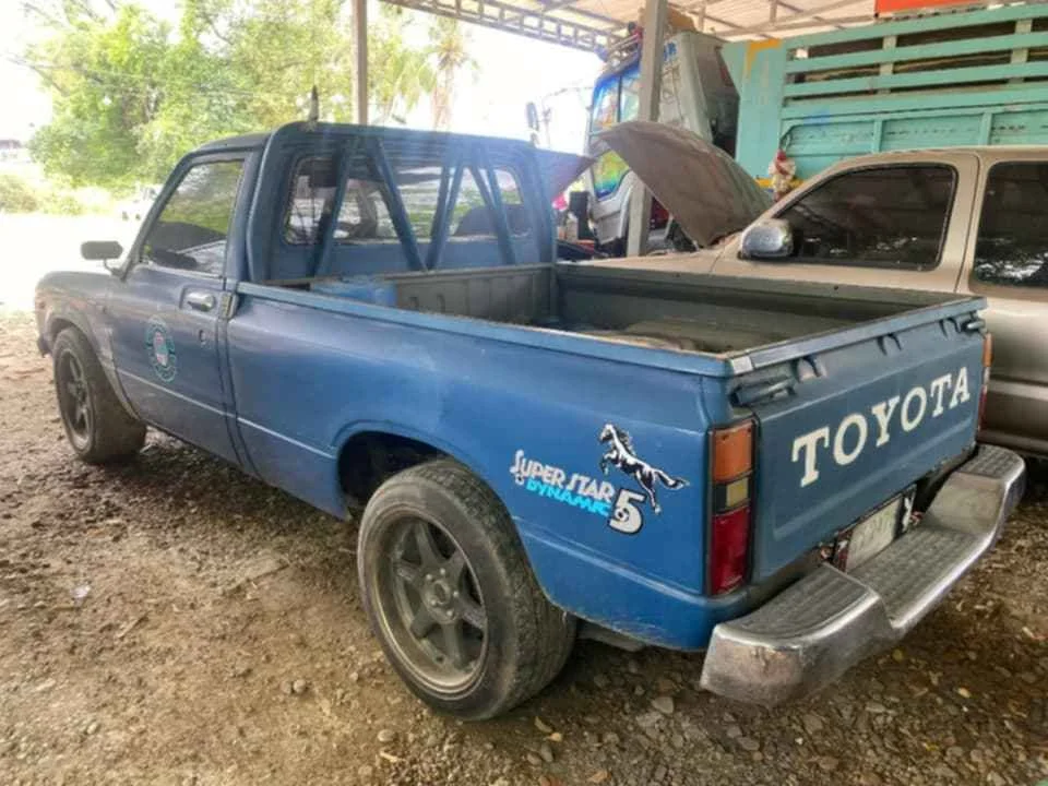 1990 Toyota Hilux Mighty-X V 2