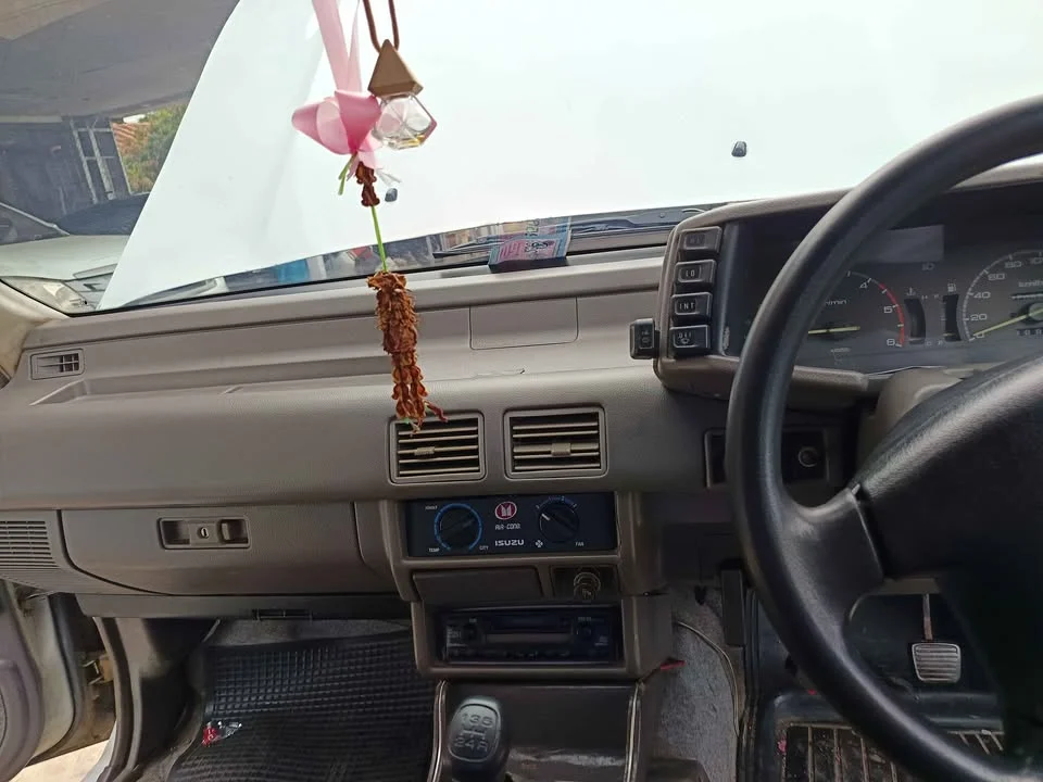 1990 Isuzu TFR III 2