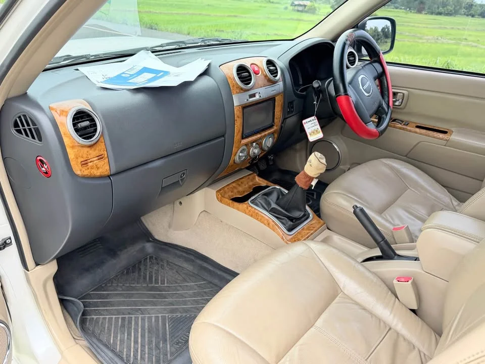 2011 Isuzu MU-7 3