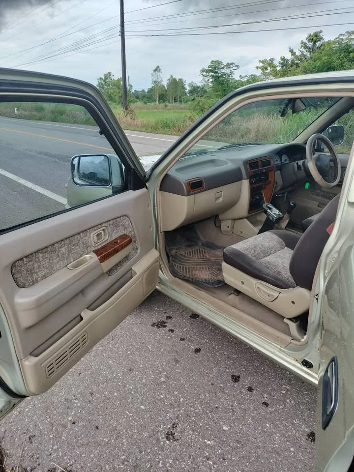 2001 Nissan Frontier I 3