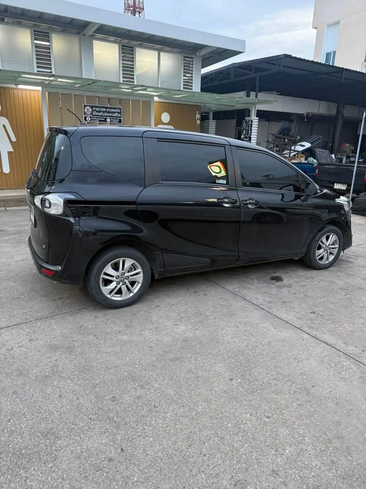 2017 Toyota Sienta II 2