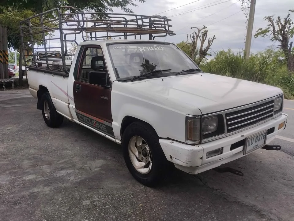 1989 Mitsubishi Triton II 3