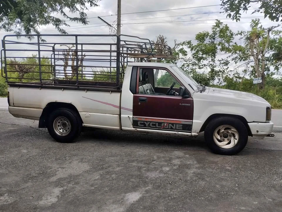 1989 Mitsubishi Triton II 2