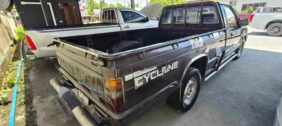 1990 Mitsubishi Triton II 2