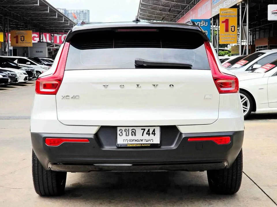 2023 Volvo XC40 2