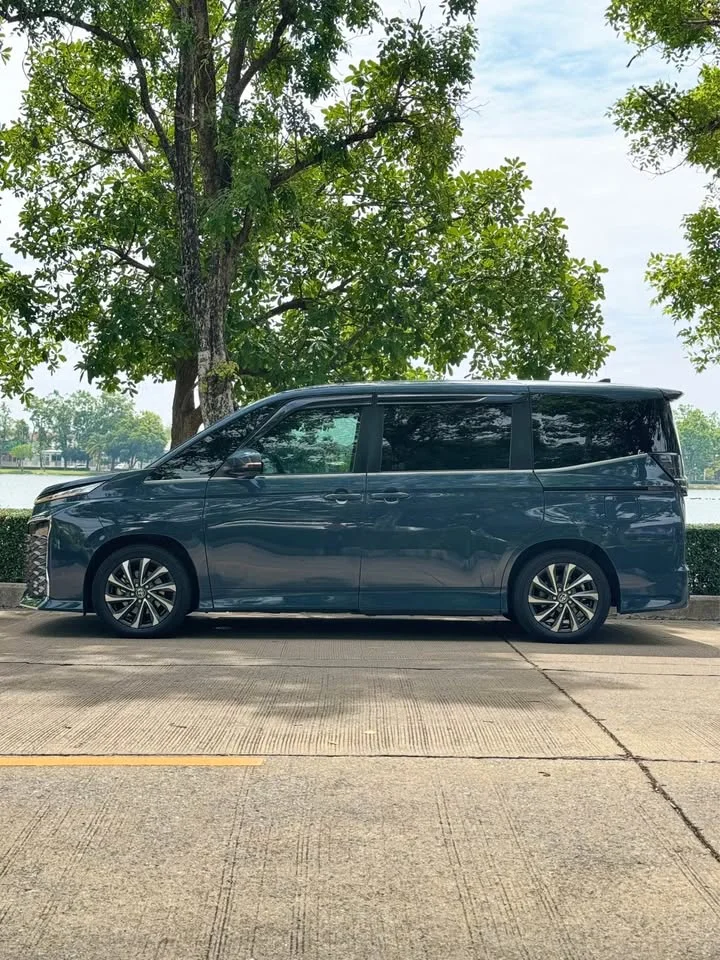 2022 Toyota Voxy IV 2