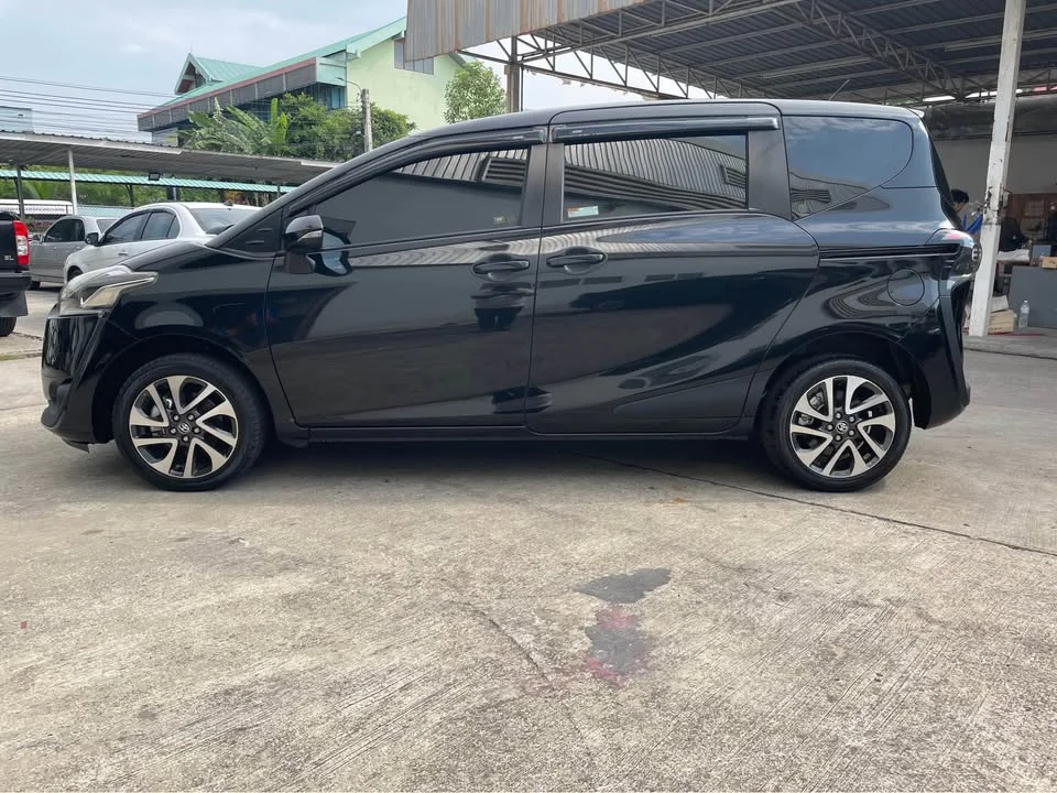 2017 Toyota Sienta II 3