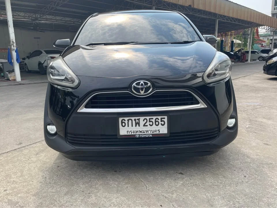 2017 Toyota Sienta II 2