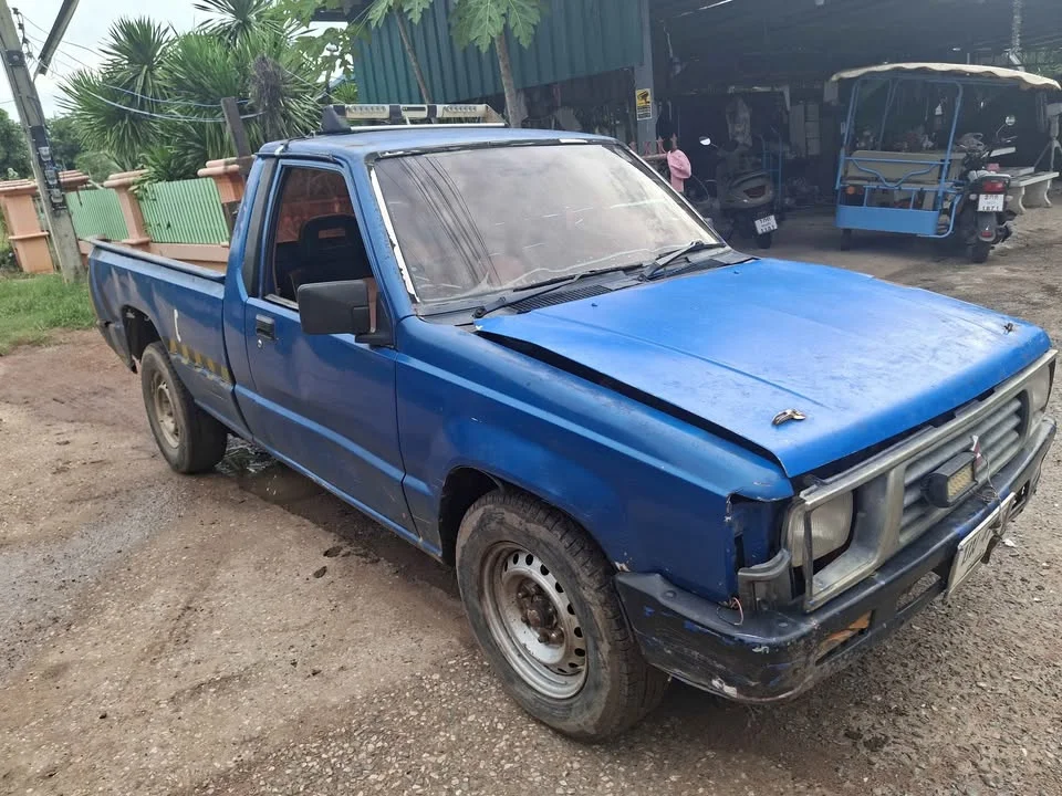 1993 Mitsubishi Triton II 2