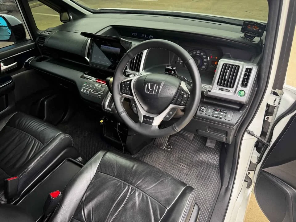 2013 Honda Stepwgn IV 2
