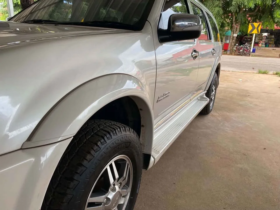 2011 Isuzu MU-7 2
