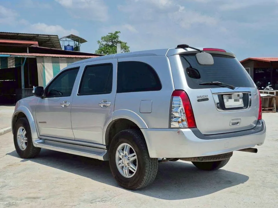 2009 Isuzu MU-7 3