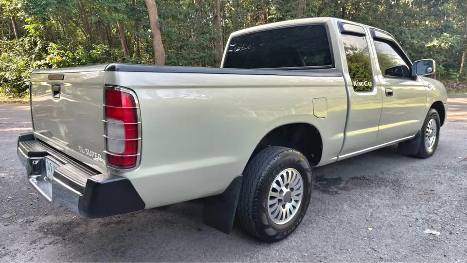 2005 Nissan Frontier I 3