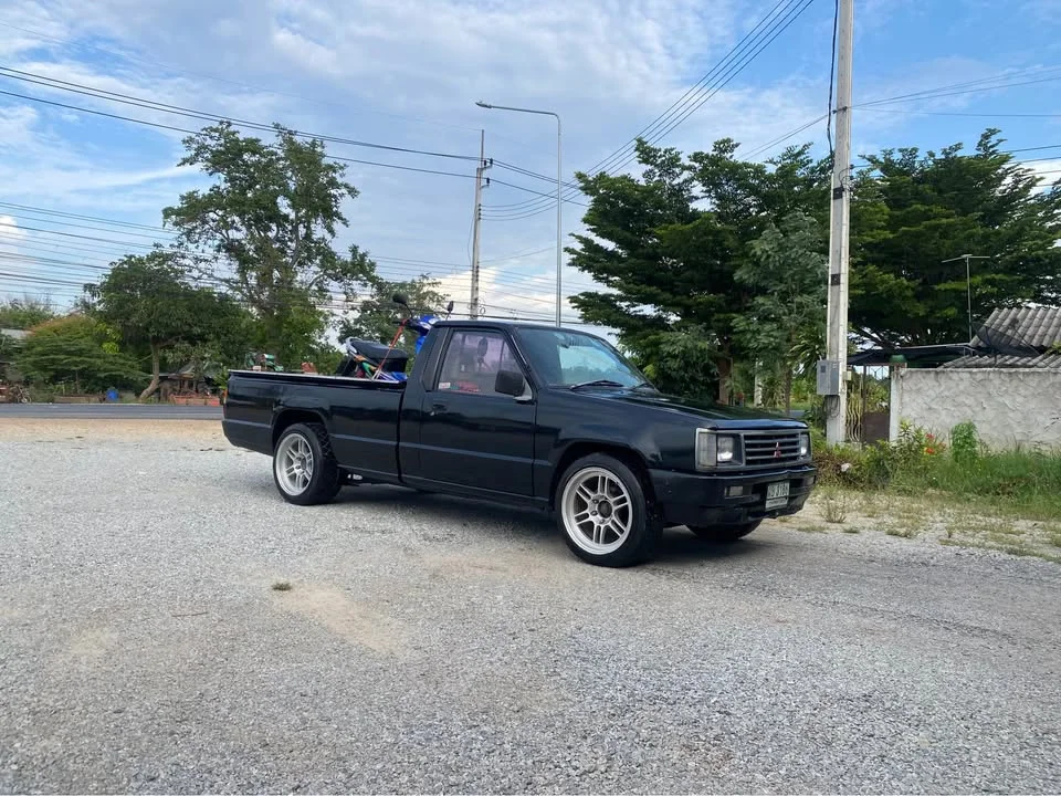 1991 Mitsubishi Triton II 2