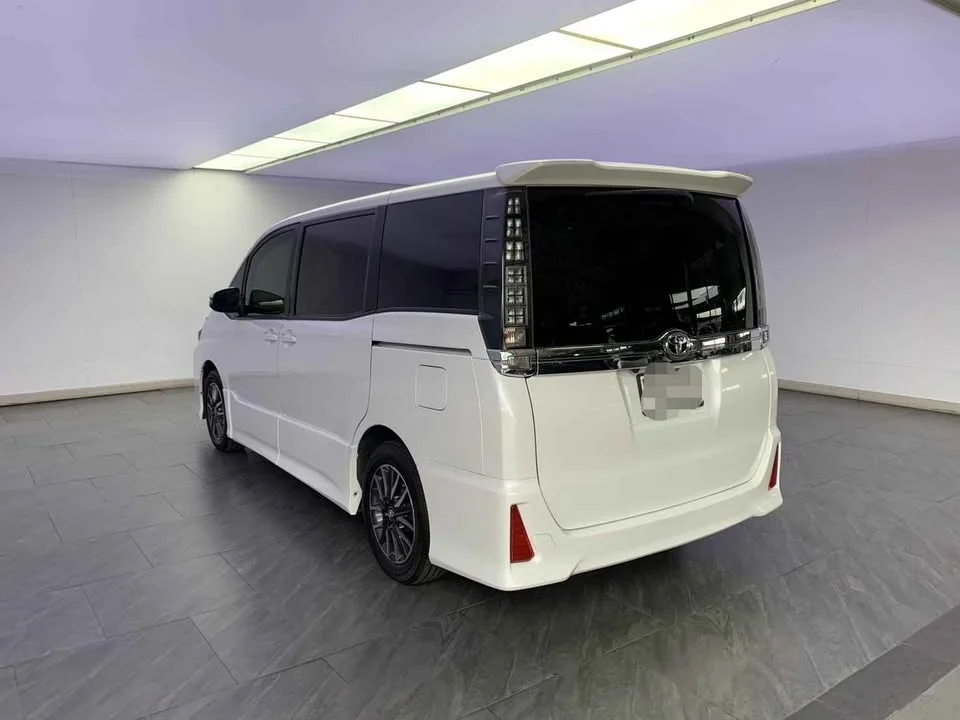 2016 Toyota Voxy III 3