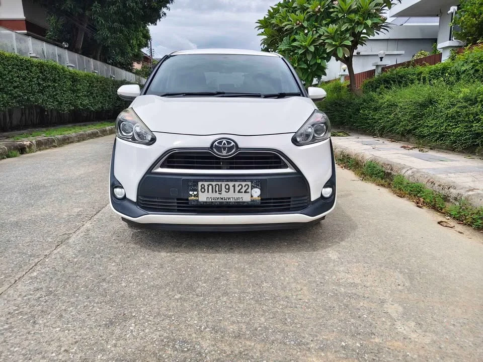 2018 Toyota Sienta II 2