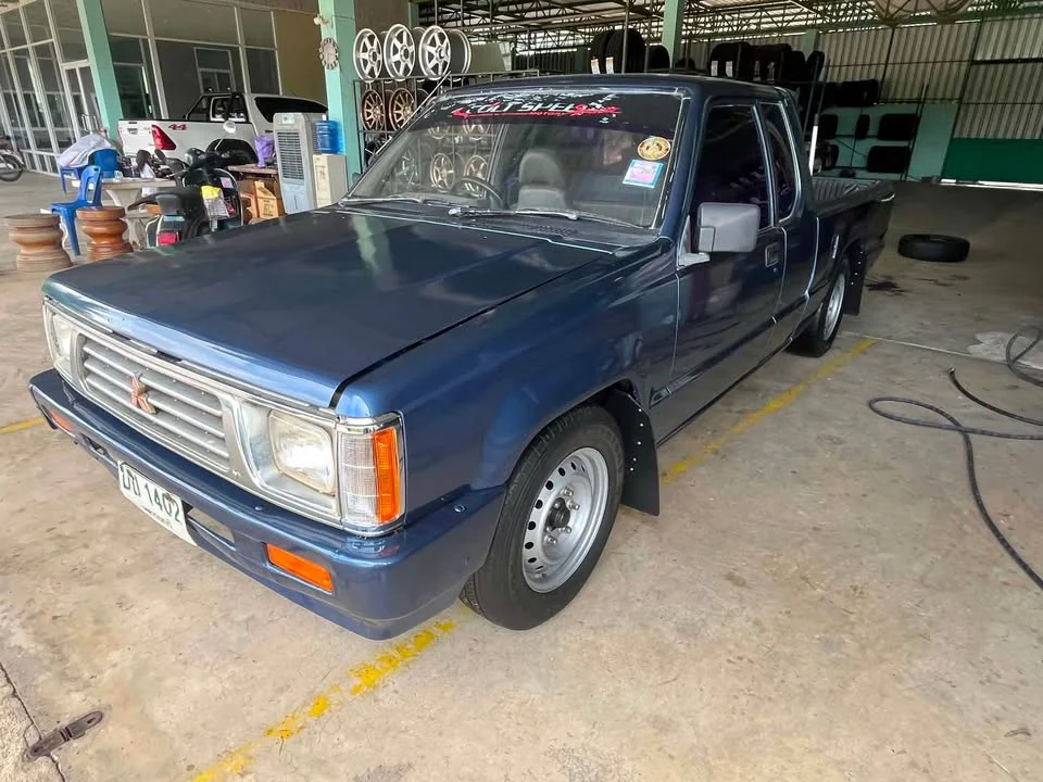 1995 Mitsubishi Triton II 2
