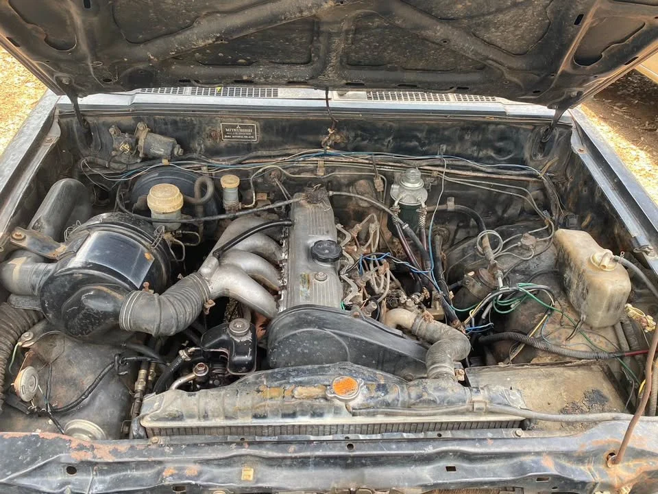 1992 Mitsubishi Triton II 2