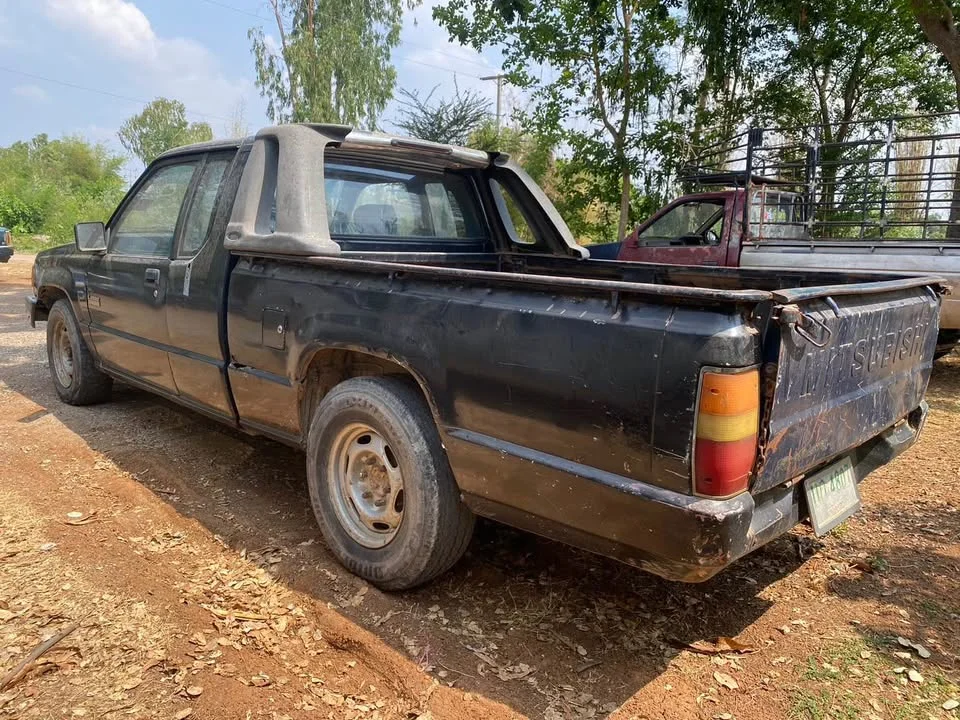 1992 Mitsubishi Triton II 3