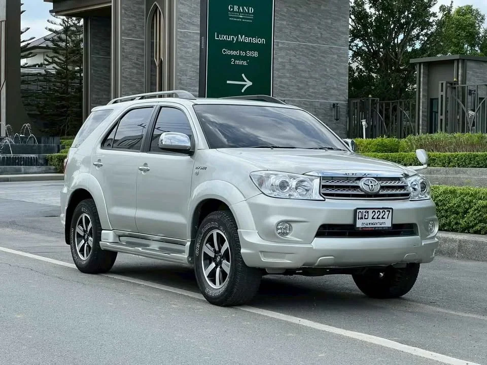 2010 Toyota Fortuner I 3
