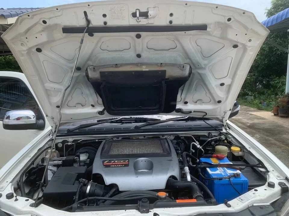 2010 Isuzu MU-7 3