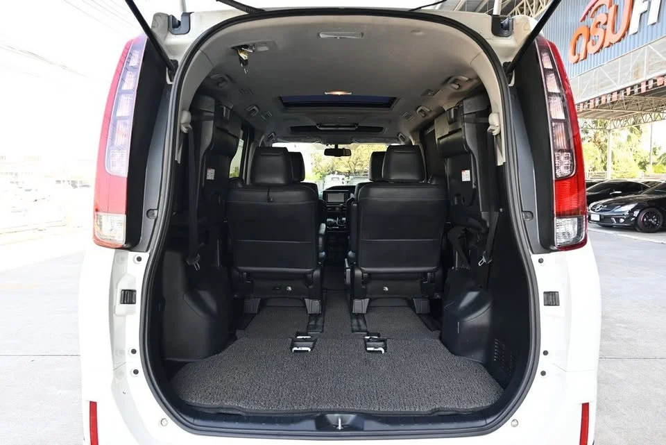 2015 Toyota Voxy III 2