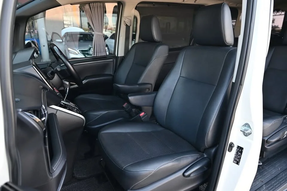 2015 Toyota Voxy III 3