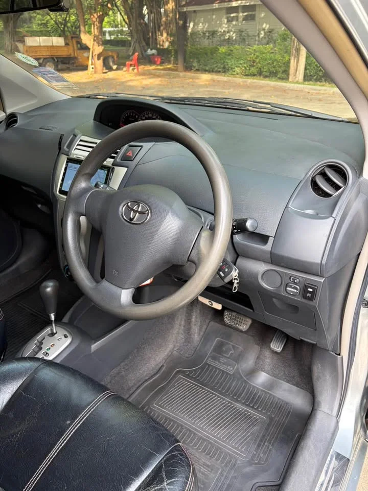 2010 Toyota Yaris II 3