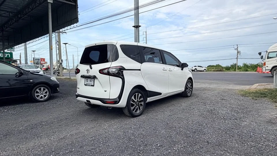 2019 Toyota Sienta II 3