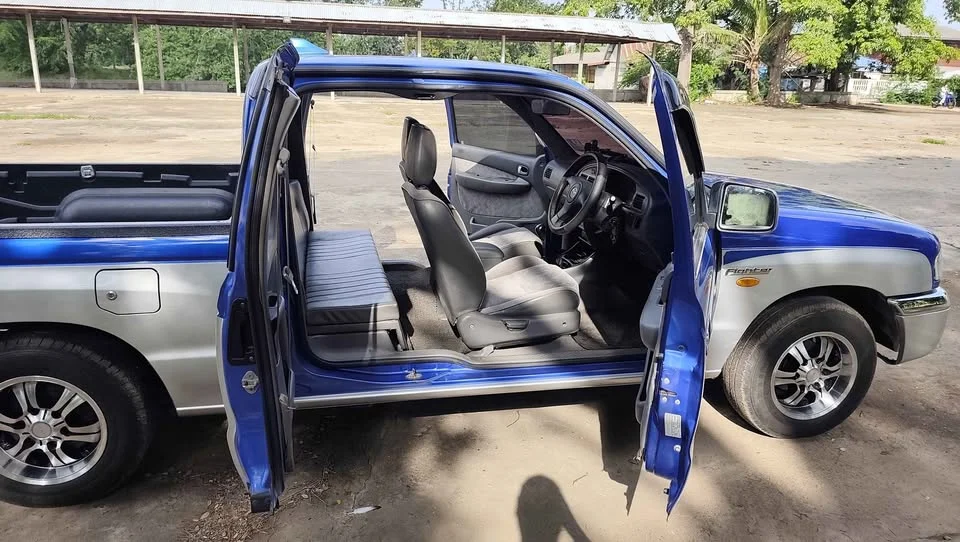 2004 Mazda 2500 Fighter V 2