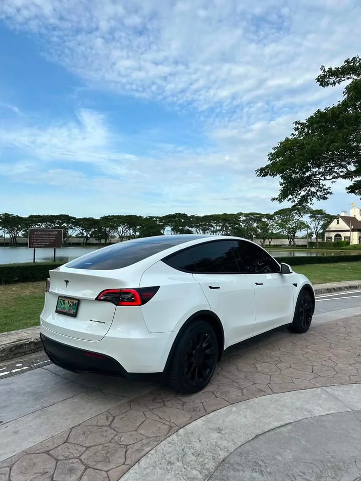 2023 Tesla Model Y 2