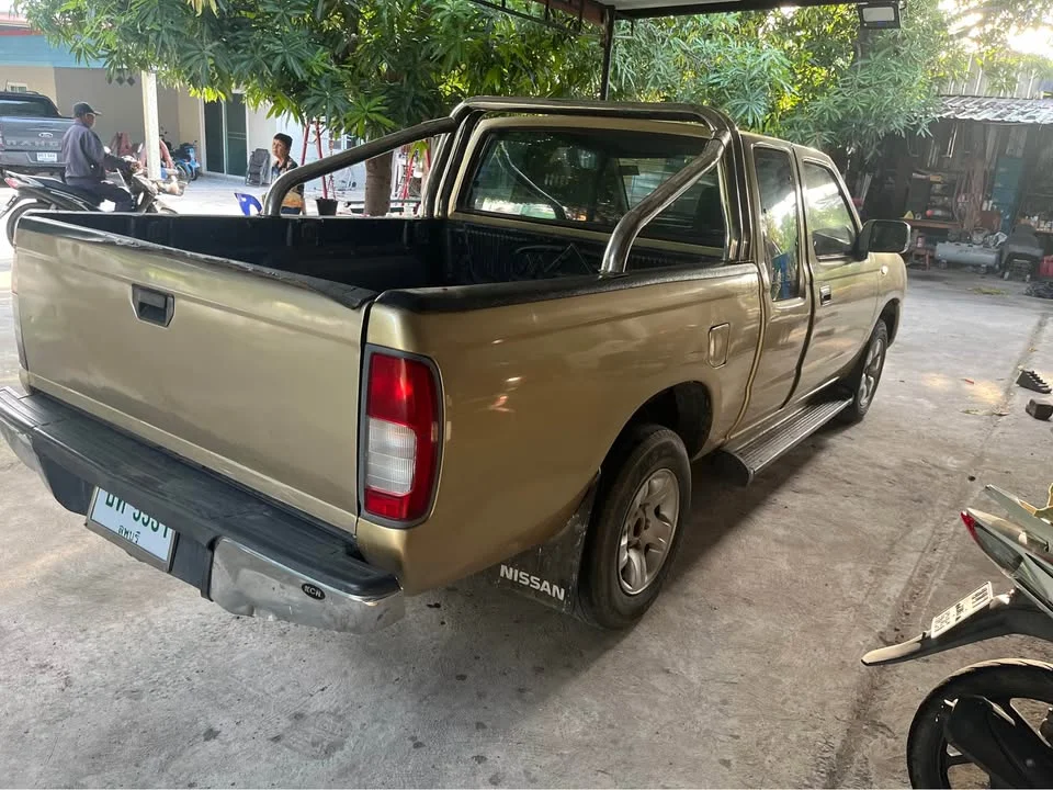 2002 Nissan Frontier I 3
