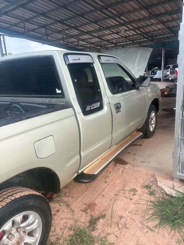 2003 Nissan Frontier I 3