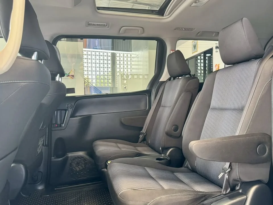 2015 Toyota Voxy III 2